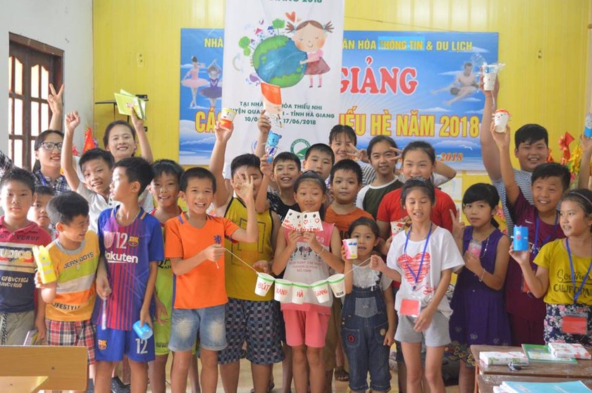Các em nhỏ tại Hà Giang hào hứng tham gia lớp học phóng viên nhí