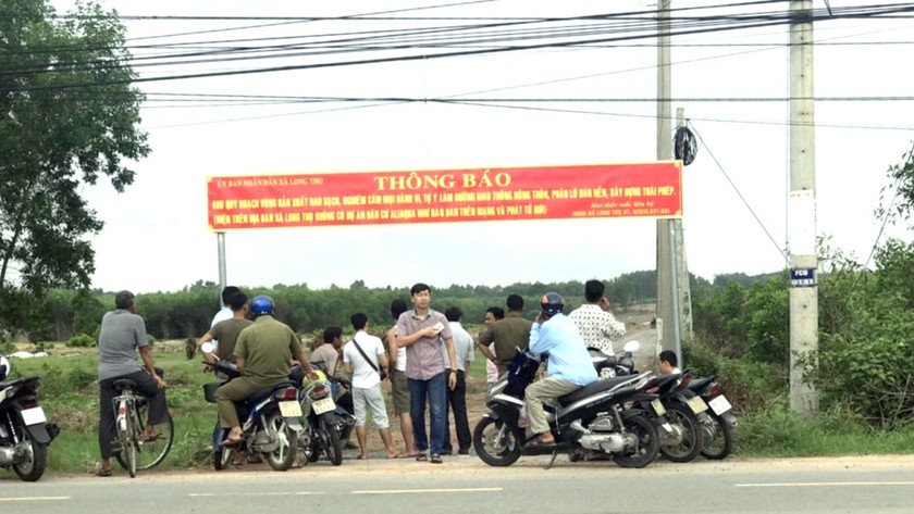 UBND xã Long Thọ treo thông báo khuyến cáo người dân
