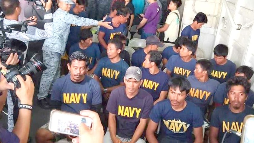 Các ngư dân Philippines đã bị bỏ lại trên biển sau khi tàu của họ bị đâm. (Ảnh do Lực lượng Cảnh sát biển Philippines công bố)