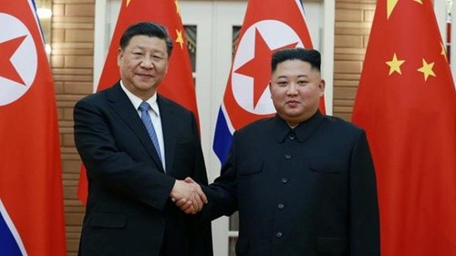 Chủ tịch Trung Quốc Tập Cận Bình bắt tay lãnh đạo Triều Tiên Kim Jong-un tại Bình Nhưỡng hôm 20/6. Ảnh: KCNA/VnE