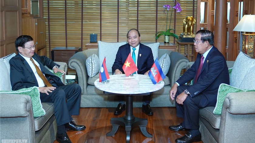 Thủ tướng Chính phủ Nguyễn Xuân Phúc cùng Thủ tướng Lào Thongloun Sisoulith và Thủ tướng Campuchia Samdech Techo Hun Sen. Ảnh: VGP/Quang Hiếu