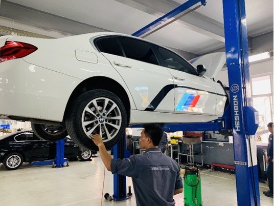 Xe BMW đang được chăm sóc, bảo dưỡng tại Quảng Ninh