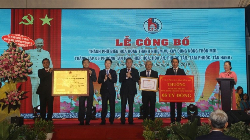 Trưởng ban Tuyên giáo trung ương Võ Văn Thưởng và Chủ tịch UBND tỉnh Đinh Quốc Thái trao quyết định công nhận TP Biên Hòa hoàn thành nhiệm vụ xây dựng nông thôn mới