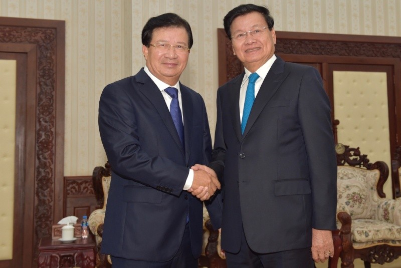 Phó Thủ tướng Trịnh Đình Dũng hội kiến Thủ tướng Lào Thongloun Sisoulith.  Ảnh: VGP