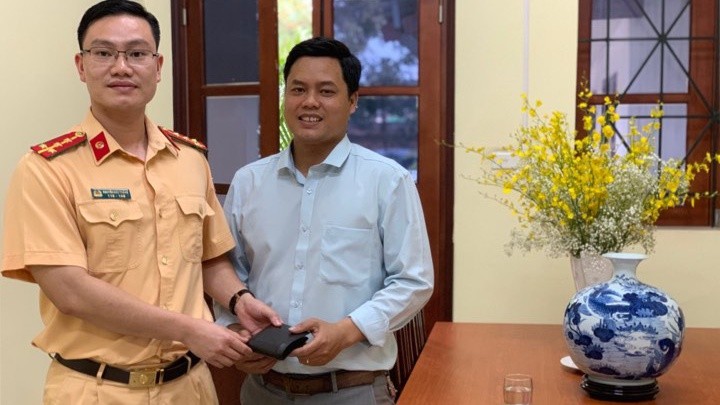Đại uý Nguyễn Đức Thắng trao chiếc ví cho anh Điệp