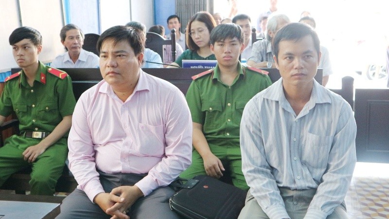 Ông Phương và ông Thanh tại toà (hàng đầu, trái qua phải)
