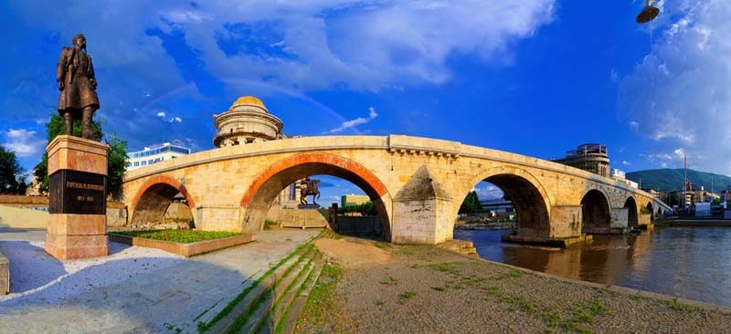 Cầu Đá được coi là biểu tượng của thành phố Skopje, có thể thấy hình ảnh cây cầu trên cả huy hiệu lẫn trên lá cờ của thành phố này