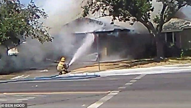 Lính cứu hỏa dập lửa ở một căn nhà ở Ridgecrest (Ảnh: Ben Hood/Dân trí)