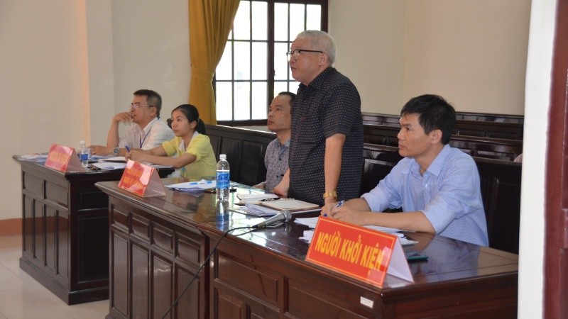 Tại phiên tòa, hai chuyên viên đại diện cho người bị kiện là Chủ tịch UBND tỉnh BR - VT và Chủ tịch TP Vũng Tàu đều sử dụng quyền im lặng trước hầu hết các câu hỏi
