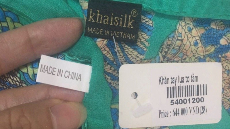 Nhiều người ngỡ ngàng, choáng váng khi khăn lụa tơ tằm “Khaisilk made in Vietnam” là hàng Trung Quốc