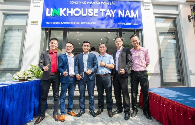 Tổng Giám đốc Công ty Linkhouse Tây Nam Nguyễn Quốc Hiếu (thứ 2 từ trái sang) tại buổi Lễ khai trương Hội sở mới