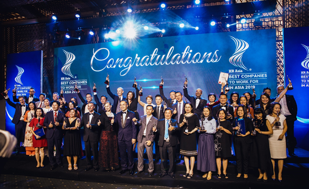 Bà Tôn Nữ Dương Thành – Giám đốc Nhân sự Tập đoàn IPPG và Bà Lê Thị Mai Trang – Giám đốc Nhân sự công ty thành viên DAFC cùng 53 doanh nghiệp xuất sắc tại lễ trao giải HR Asia – Best Companies To Work For In Asia 2019