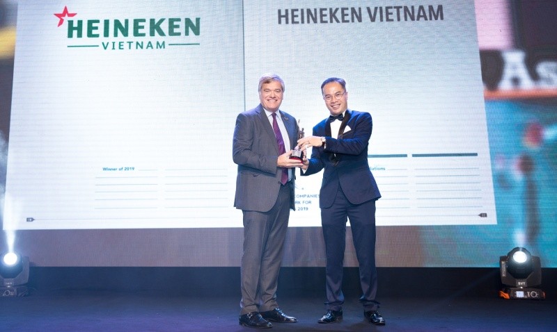 Ông Leo Evers, Tổng giám đốc điều hành của HEINEKEN Việt Nam nhận giải thưởng