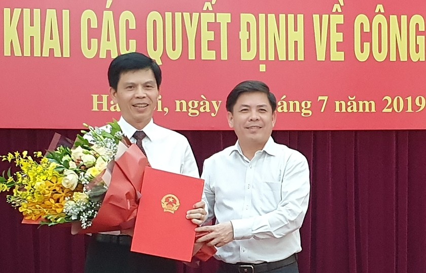 Bộ trưởng Bộ Giao thông vận tải Nguyễn Văn Thể trao quyết định và chúc mừng tân Thứ trưởng Lê Anh Tuấn