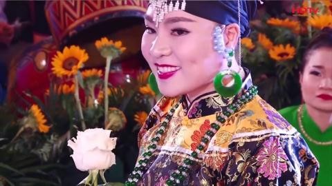 “Cô đồng” Hiền Ngân với danh xưng “Nữ hoàng văn hóa tâm linh Việt Nam”
khiến nhiều người… choáng váng!