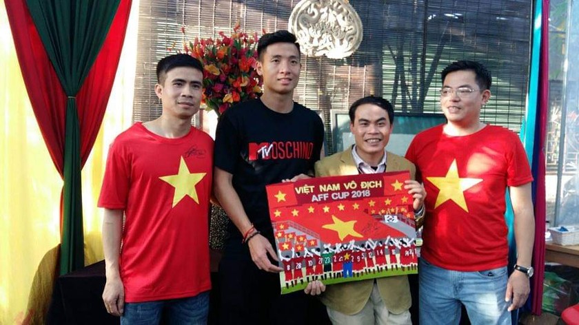 Anh Lê Việt Cường tặng tranh cho Trung vệ Bùi Tiến Dũng (Đội tuyển Quốc gia Việt Nam) trong một lần ghé thăm và tặng quà Vụn Art