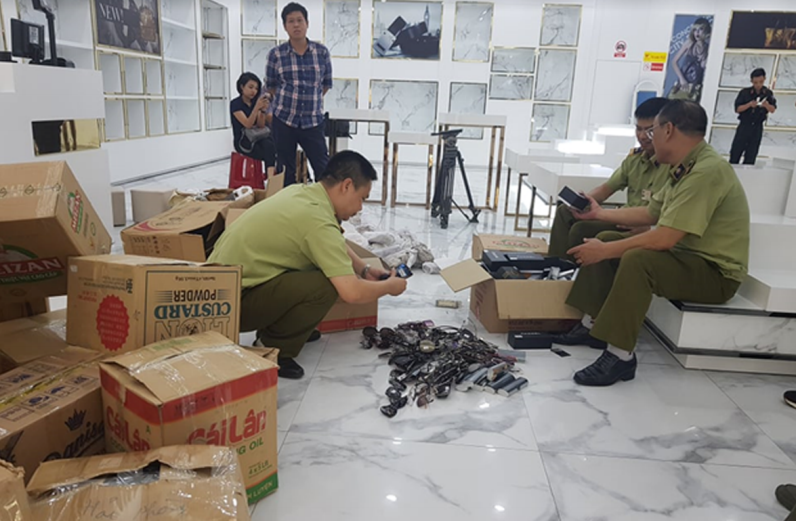 Lực lượng QLTT thu giữ được nhiều thùng hàng hóa giả mạo được bày bán với giá hàng chục, hàng trăm triệu đồng ở 2 trung tâm mua sắm trên địa bàn Móng Cái (Quảng Ninh)