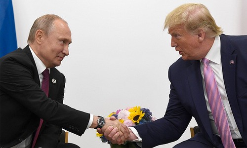 Tổng thống Putin (trái) gặp Tổng thống Trump hôm 28/6. Ảnh: Reuters/VnE