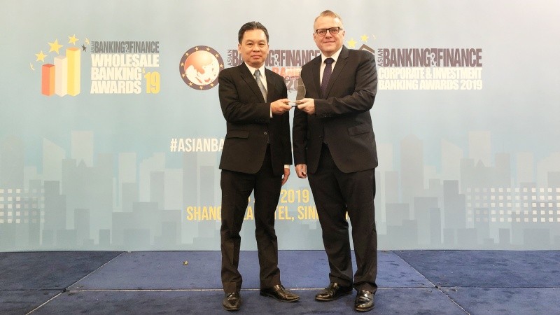 Đại diện lãnh đạo HDBank – ông Trần Hoài Phương – Phó Giám đốc Khối KHDN nhận giải thưởng từ BTC
