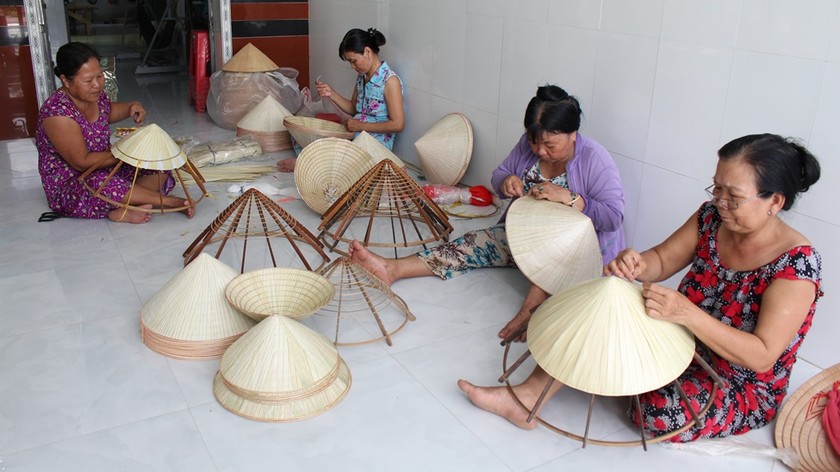 Nhiều phụ nữ trong xóm đang ngày đêm gìn giữ nghề chằm nón truyền thống
