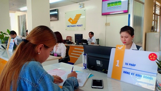 Khách hàng được nhân viên Bưu điện huyện Tam Nông (Đồng Tháp) đón tiếp chu đáo khi thực hiện các thủ tục hành chính