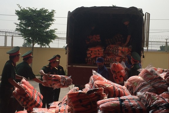 Hàng viện trợ của Bộ Quốc phòng chuyển tới người dân vùng lũ quét