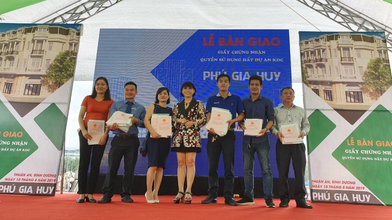 Bà Phạm Thị Hường – Chủ tịch HĐQT Công ty Phú Hồng Thịnh trao sổ đỏ cho các khách hàng