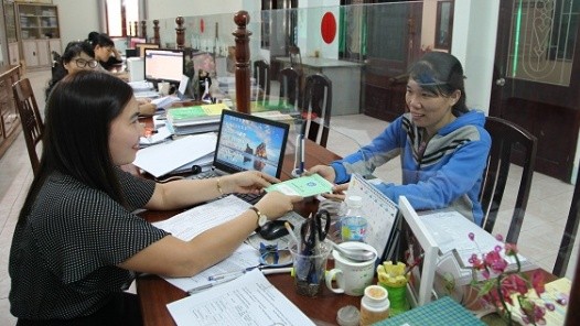 Người dân đến giao dịch tại BHXH tỉnh Bình Định