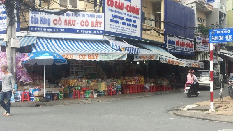 Một số cửa hàng bày bán tạp hóa trên gần hết vỉa hè tại phường Tân An, quận Ninh Kiều