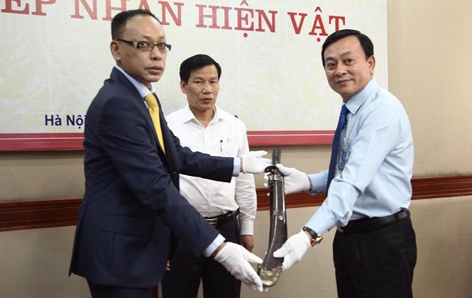 Ông Vương Quỳnh Xuân trao kỷ vật cho lãnh đạo Bảo tàng HCM dưới sự chứng kiến của Bộ trưởng Bộ VHTTDL