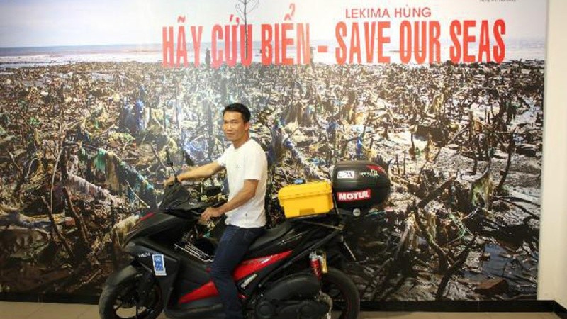 Hùng Lekima và chiếc xe máy đồng hành cùng anh trong hành trình xuyên
Việt săn rác