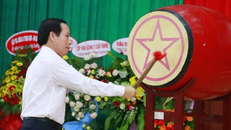 Ông Lê Tiến Châu, Chủ tịch UBND tỉnh Hậu Giang phát biểu và đánh trống Khai giảng năm học mới