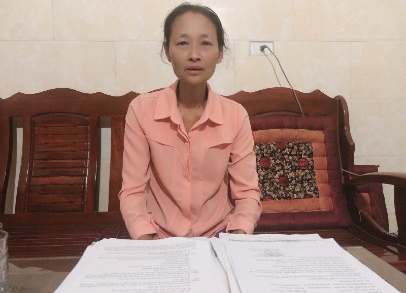 Bà Nguyễn Thị Minh trao đổi sự việc với phóng viên