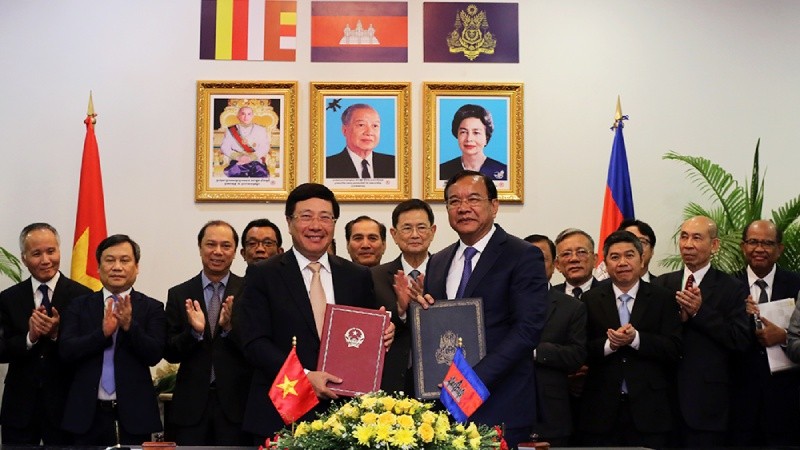 Phó Thủ tướng, Bộ trưởng Ngoại giao Phạm Bình Minh và Phó Thủ tướng Campuchia Prak Sokhonn ký Biên bản Thỏa thuận