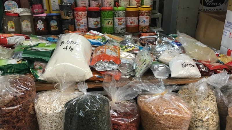 Những gói bột làm bánh không nhãn mác tại chợ Đồng Xuân
