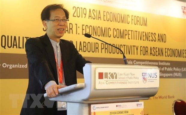 Ông Tan Khee Giap, Chủ tịch Ủy ban hợp tác kinh tế châu Á-Thái Bình Dương của Singapore, phát biểu khai mạc diễn đàn. (Ảnh: Xuân Vịnh/TTXVN)