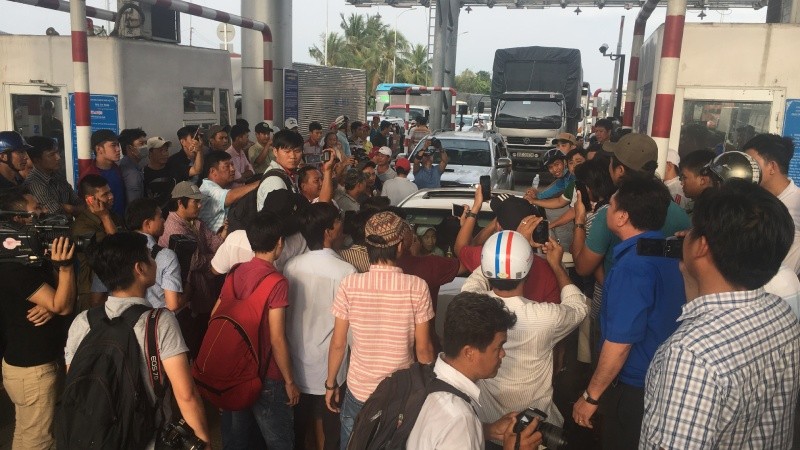 Người dân phản đối trạm thu phí đoạn qua Cai Lậy (Tiền Giang)