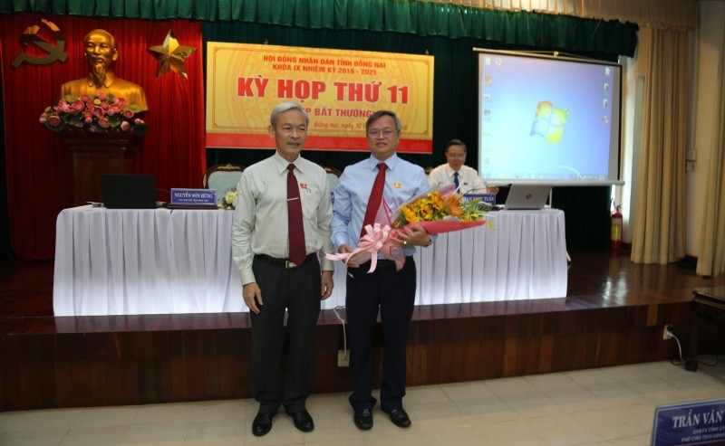 Bí thư Tỉnh ủy, Chủ tịch HĐND tỉnh Đồng Nai  Nguyễn Phú Cường (bên trái) tặng hoa chúc mừng tân Chủ tịch UBND tỉnh Cao Tiến Dũng