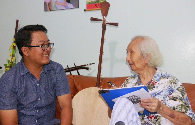 Nhạc sư Vĩnh Bảo đang nói chuyện với nhà nghiên cứu Nguyễn Thanh Thuận (Hội Khoa học Lịch sử Đồng Tháp)