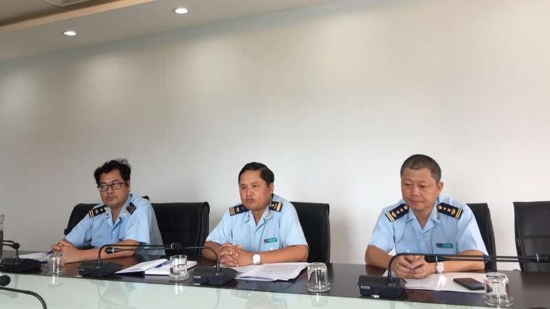 Ông Đinh Ngọc Thanh - Phó Cục trưởng Cục Hải quan tỉnh Quảng Trị (ngồi giữa) trong buổi làm việc với báo chí