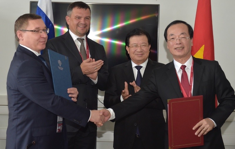 Hai Phó Thủ tướng chứng kiến lễ ký Bản ghi nhớ hợp tác giữa Bộ Xây dựng Việt Nam và Bộ Xây dựng Nga. Ảnh: VGP