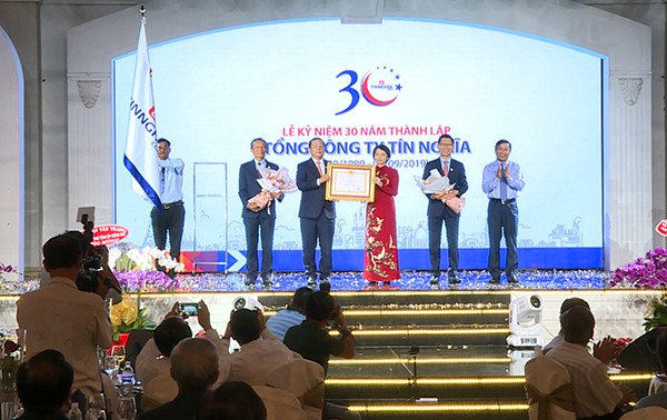 Đồng chí Hồ Thanh Sơn – Phó Bí thư Thường trực Tỉnh ủy Đồng Nai trao Huân chương Lao động hạng Nhì cho lãnh đạo Tổng Công ty Tín Nghĩa