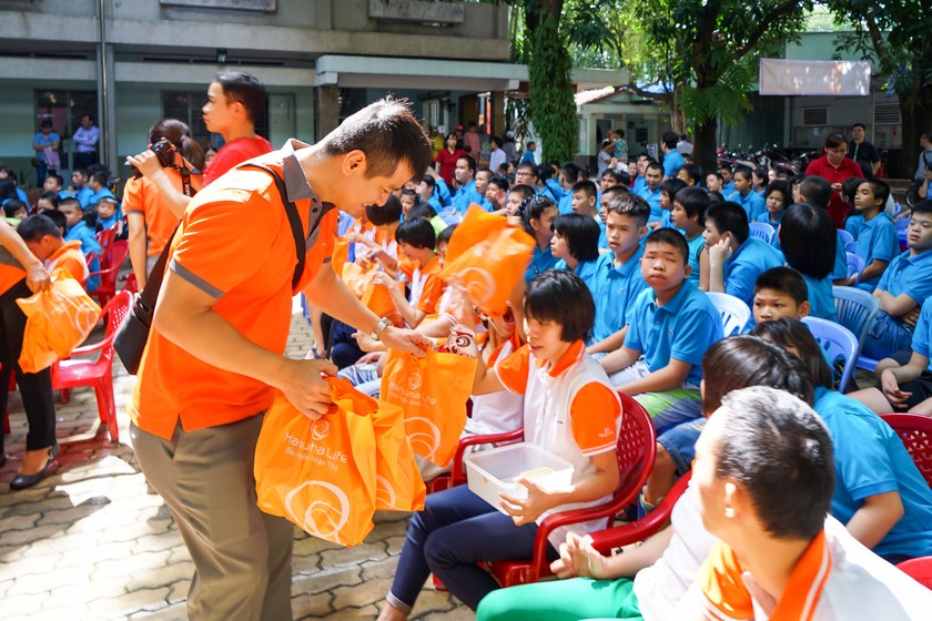 Tình nguyện viên Hanwha Life Việt Nam chuẩn bị quà cho trẻ em ở Trung tâm Thị Nghè