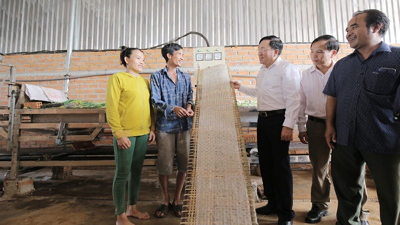 Đoàn công tác thăm mô hình gia đình anh Trương Thạch Thảo ở thôn 7, xã Ea Bar làm nghề bánh tráng