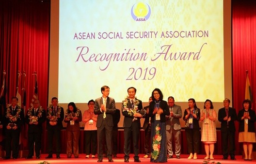 Đại diện lãnh đạo BHXH Việt Nam nhận Giải thưởng ASSA về cải cách thủ tục hành chính