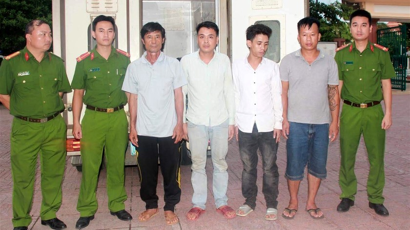4 đối tượng trốn nã được cảnh sát di lý về Nghệ An quy án