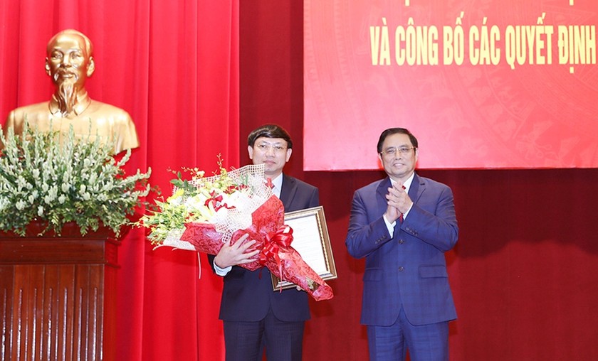 Đồng chí Phạm Minh Chính trao quyết định và chúc mừng đồng chí Nguyễn Xuân Ký