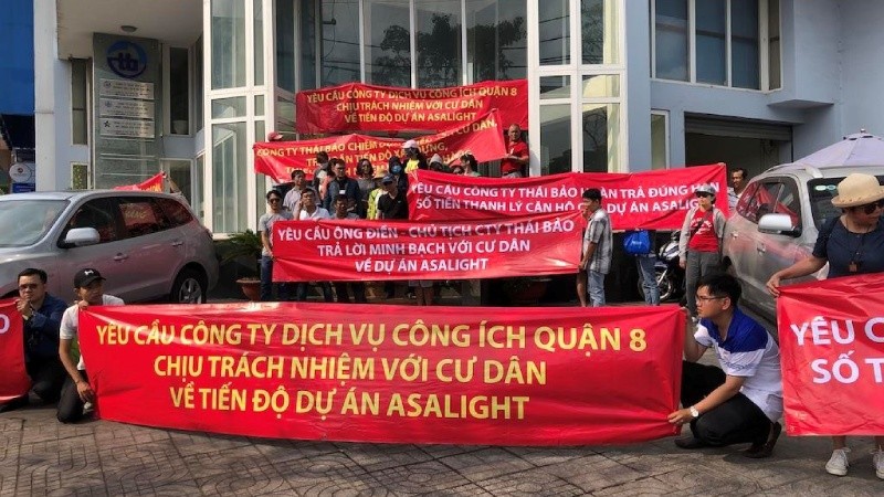 Khách hàng tại TP Hồ Chí Minh căng băng rôn phản đối dấu hiệu vi phạm của một dự án bất động sản