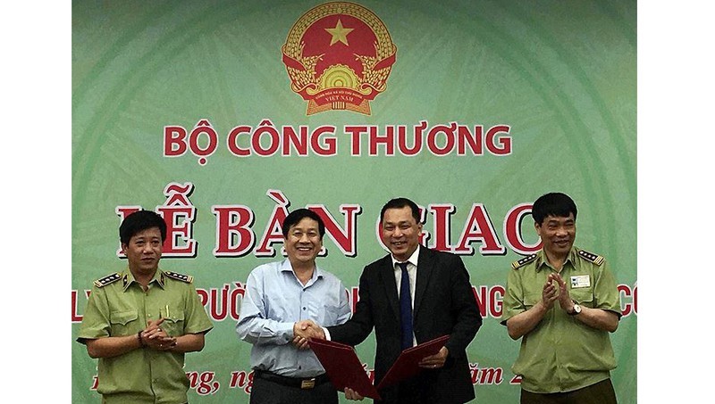 Nguyên Cục trưởng Cục Quản lý thị trường Trịnh Văn Ngọc (bìa phải) vừa được bổ nhiệm chức Vụ trưởng Vụ Tổ chức cán bộ (Tổng cục QLTT)