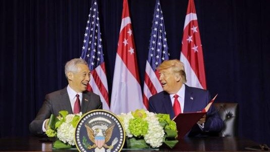 Thủ tướng Singapore và Tổng thống Mỹ tại lễ ký kết